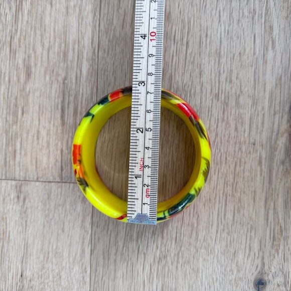 Vintage Laminated Lucite Bangle Bracelet Bright Yellow Red Green Floral Chunky - Picture 6 of 8